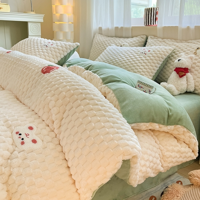 91家纺网 家纺一手货源 找家纺 澳梵家居 2024新款小清新豆豆绒牛奶绒毛巾绣四件套 快乐兔-绿