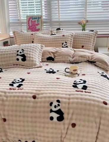 91家纺网 家纺一手货源 找家纺 宜家坊 2024新款牛奶绒泡泡印花四件套系列二 熊猫点点-咖