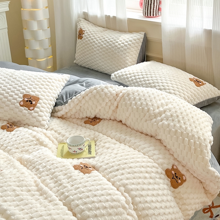 91家纺网 家纺一手货源 找家纺 澳梵家居 2024新款小清新豆豆绒牛奶绒毛巾绣四件套 趴趴熊-灰