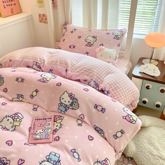 91家纺网 家纺一手货源 找家纺 星座 2025新款三丽鸥牛奶绒套件学生床 糖果KT猫 粉