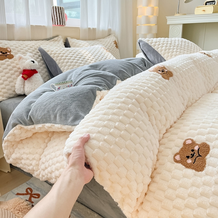 91家纺网 家纺一手货源 找家纺 澳梵家居 2024新款小清新豆豆绒牛奶绒毛巾绣四件套 趴趴熊-灰