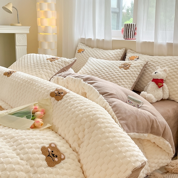 91家纺网 家纺一手货源 找家纺 澳梵家居 2024新款小清新豆豆绒牛奶绒毛巾绣四件套 趴趴熊-卡其