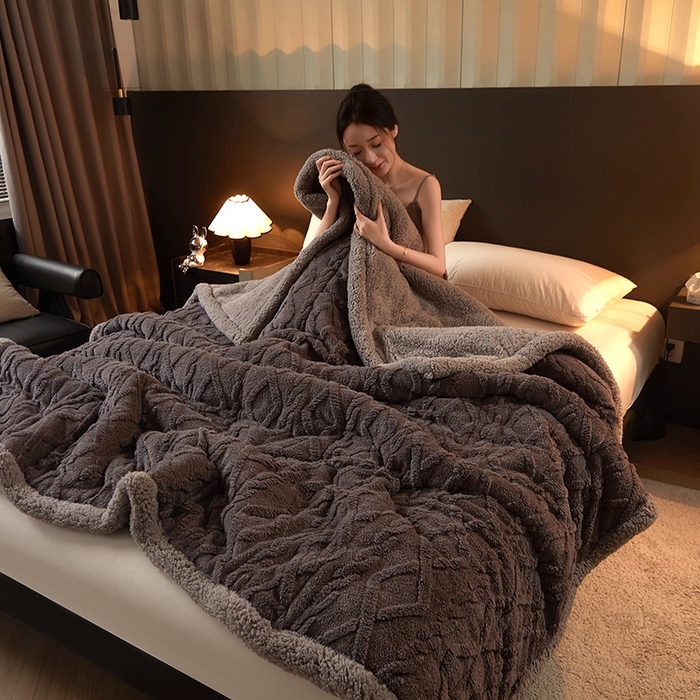 91家纺网 家纺一手货源 找家纺 澳梵家居 2024新款三层夹棉加厚塔肤绒毛毯-场景二 深灰-灰