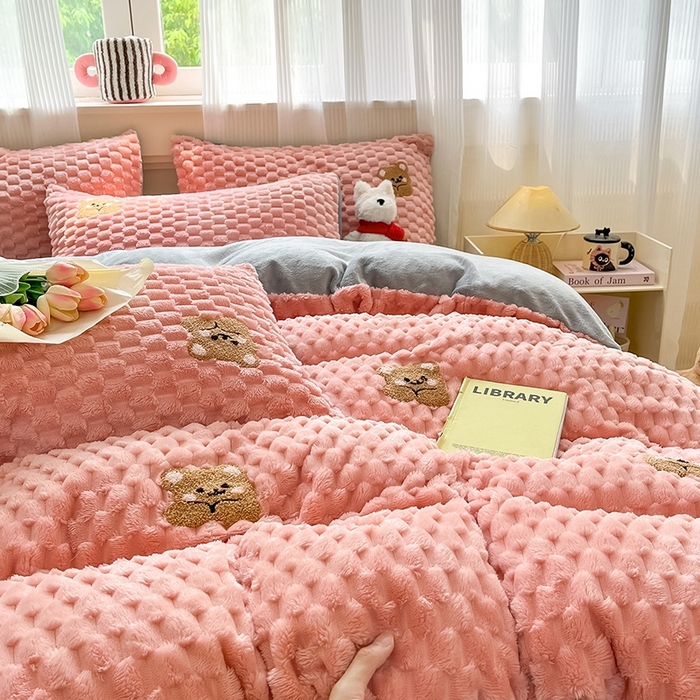 91家纺网 家纺一手货源 找家纺 澳梵家居 2024新款小清新豆豆绒牛奶绒毛巾绣四件套 趴趴熊-粉