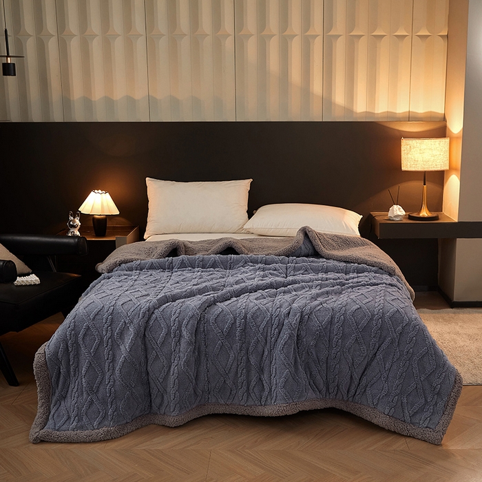 91家纺网 家纺一手货源 找家纺 澳梵家居 2024新款三层夹棉加厚塔肤绒毛毯-场景二 柔雾蓝-灰