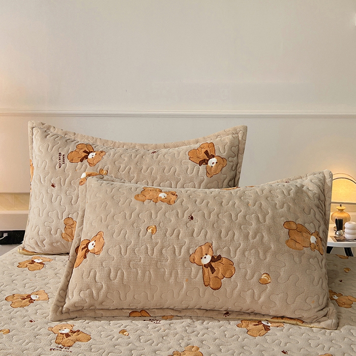 91家纺网 家纺一手货源 找家纺 2024新款亲肤牛奶绒夹棉床盖四件套 咖啡熊