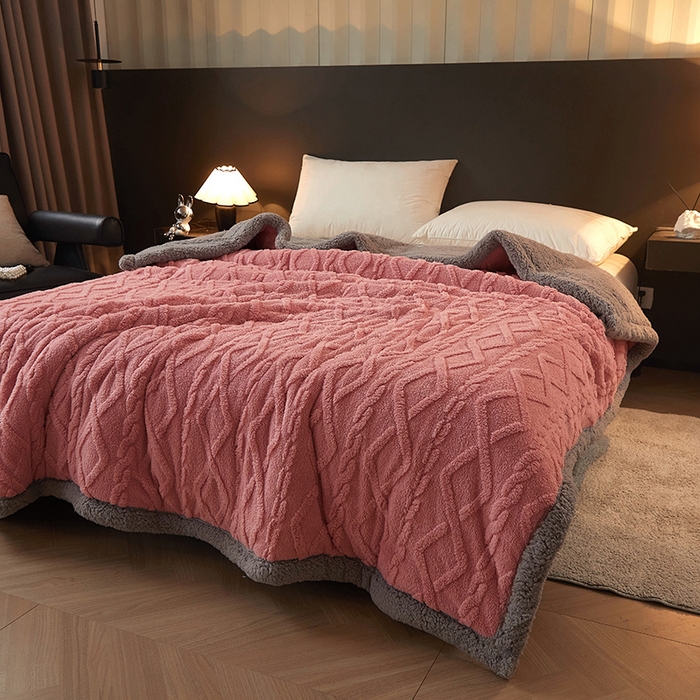 91家纺网 家纺一手货源 找家纺 澳梵家居 2024新款三层夹棉加厚塔肤绒毛毯-场景二 苏梅-灰