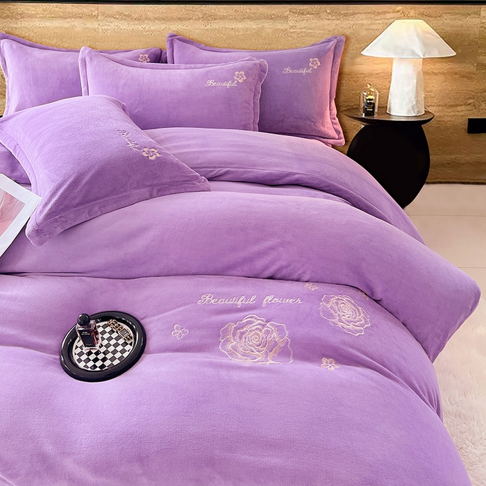 91家纺网 家纺一手货源 找家纺 梦舒羽 2025新款200克刺绣牛奶绒四件套珊瑚绒雪花绒床单款套件 玫瑰花园-紫