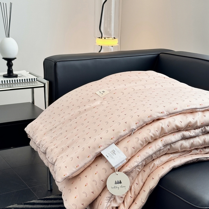 91家纺网 家纺一手货源 找家纺 汇庭 2024新品·雅棉春秋被系列--棚拍 冰淇淋