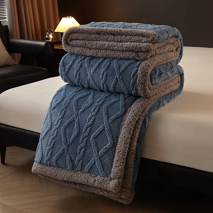 91家纺网 家纺一手货源 找家纺 澳梵家居 2024新款三层夹棉加厚塔肤绒毛毯-场景二 雾霾蓝-灰