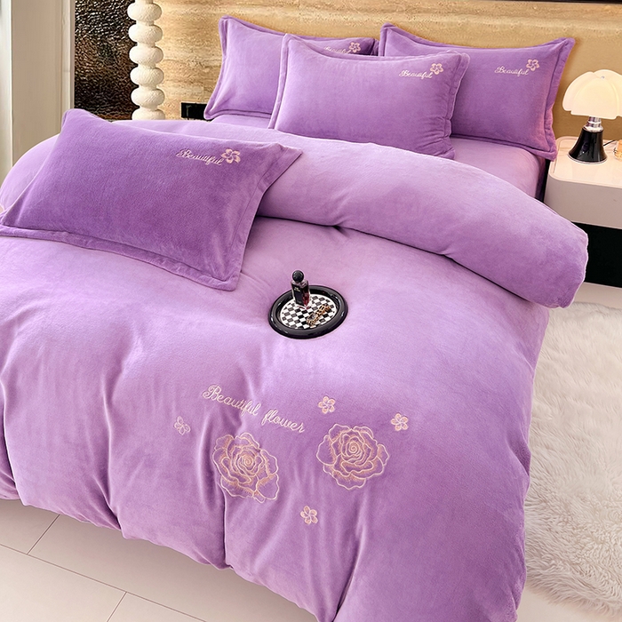 91家纺网 家纺一手货源 找家纺 梦舒羽 2025新款200克刺绣牛奶绒四件套珊瑚绒雪花绒床单款套件 玫瑰花园-紫