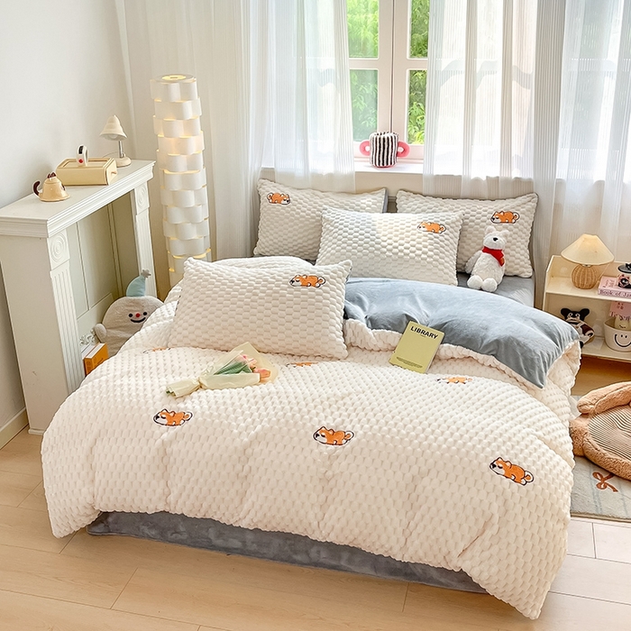 91家纺网 家纺一手货源 找家纺 澳梵家居 2024新款小清新豆豆绒牛奶绒毛巾绣四件套 懒懒阿柴-灰