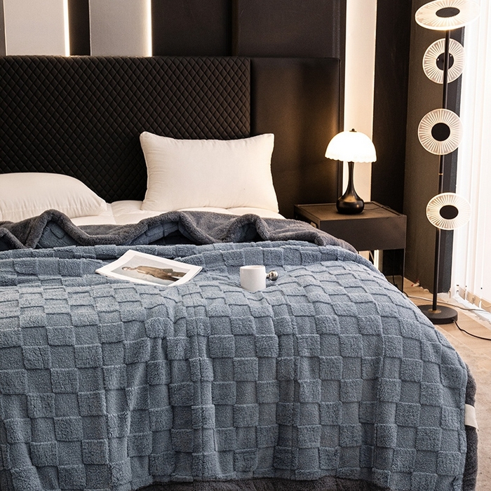 91家纺网 家纺一手货源 找家纺 澳梵家居 2024新款三层夹棉加厚塔肤绒毛毯-场景二 方格灰-灰