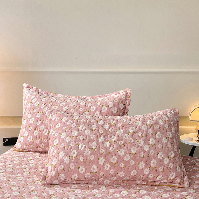 91家纺网 家纺一手货源 找家纺 2024新款亲肤牛奶绒夹棉床盖四件套 小碎花