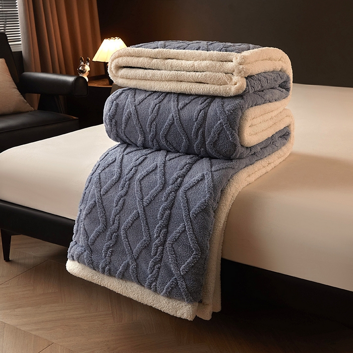 91家纺网 家纺一手货源 找家纺 澳梵家居 2024新款三层夹棉加厚塔肤绒毛毯-场景二 柔雾蓝-白