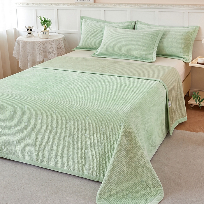 91家纺网 家纺一手货源 找家纺 莎果 2024新款天丝绒刺绣款床盖三件套 樱桃-绿