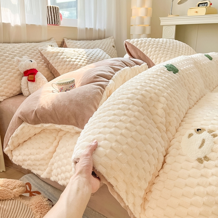 91家纺网 家纺一手货源 找家纺 澳梵家居 2024新款小清新豆豆绒牛奶绒毛巾绣四件套 小羊快跑-卡其