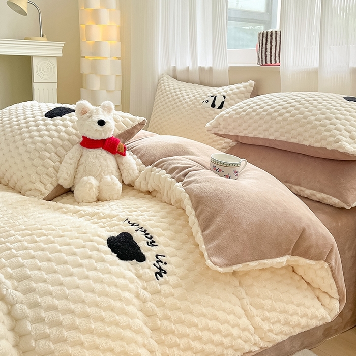 91家纺网 家纺一手货源 找家纺 澳梵家居 2024新款小清新豆豆绒牛奶绒毛巾绣四件套 熊头-卡其