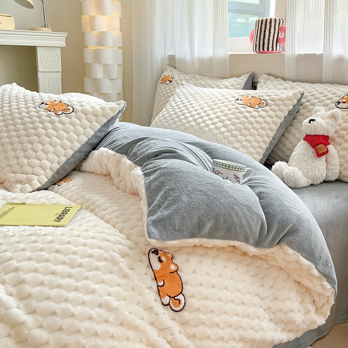 91家纺网 家纺一手货源 找家纺 澳梵家居 2024新款小清新豆豆绒牛奶绒毛巾绣四件套 懒懒阿柴-灰