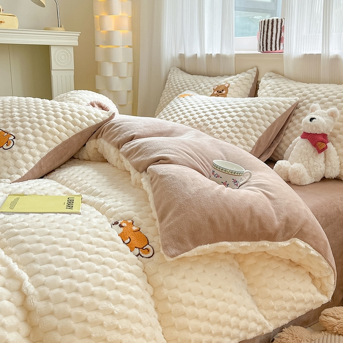 91家纺网 家纺一手货源 找家纺 澳梵家居 2024新款小清新豆豆绒牛奶绒毛巾绣四件套 懒懒阿柴-卡其