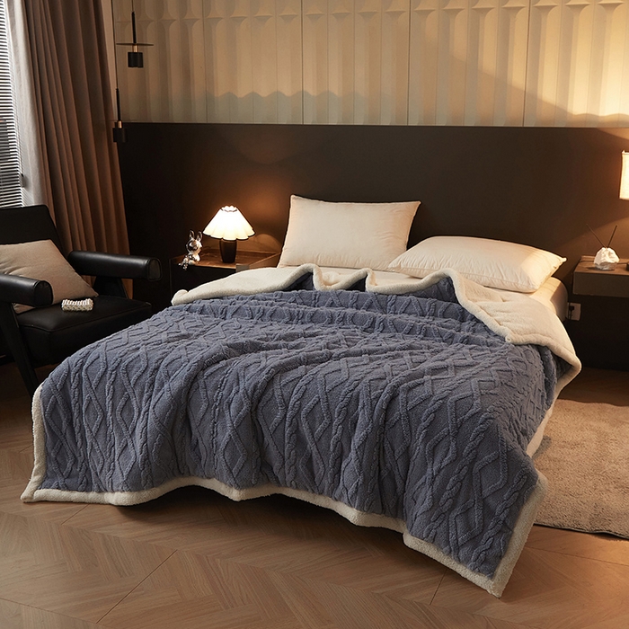 91家纺网 家纺一手货源 找家纺 澳梵家居 2024新款三层夹棉加厚塔肤绒毛毯-场景二 柔雾蓝-白