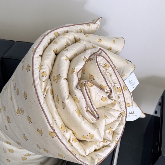 91家纺网 家纺一手货源 找家纺 汇庭 2024新品·雅棉春秋被系列--棚拍 墩墩鸭