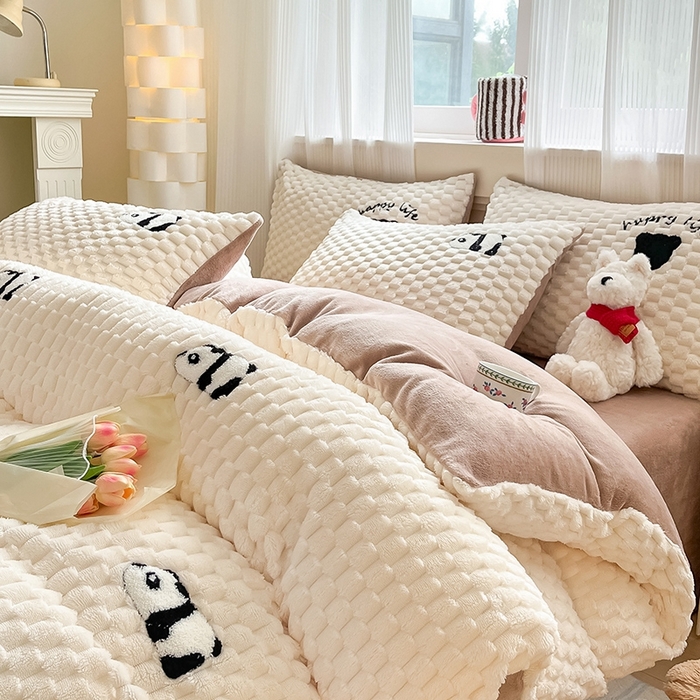 91家纺网 家纺一手货源 找家纺 澳梵家居 2024新款小清新豆豆绒牛奶绒毛巾绣四件套 小熊猫-卡其