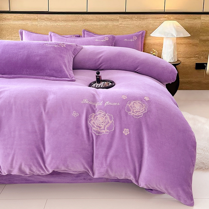 91家纺网 家纺一手货源 找家纺 梦舒羽 2025新款200克刺绣牛奶绒四件套珊瑚绒雪花绒床单款套件 玫瑰花园-紫