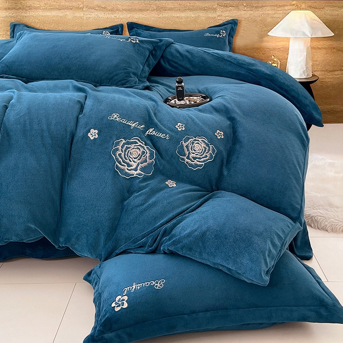 91家纺网 家纺一手货源 找家纺 梦舒羽 2025新款200克刺绣牛奶绒四件套珊瑚绒雪花绒床单款套件 玫瑰花园-蓝