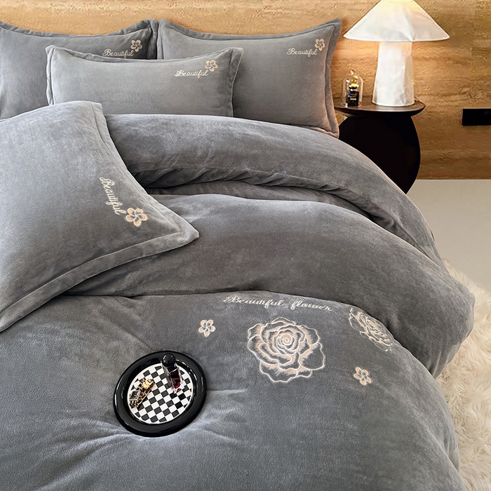 91家纺网 家纺一手货源 找家纺 梦舒羽 2025新款200克刺绣牛奶绒四件套珊瑚绒雪花绒床单款套件 玫瑰花园-灰