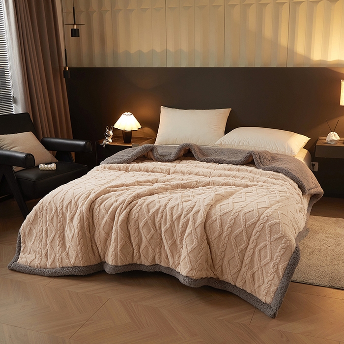 91家纺网 家纺一手货源 找家纺 澳梵家居 2024新款三层夹棉加厚塔肤绒毛毯-场景二 卡其灰