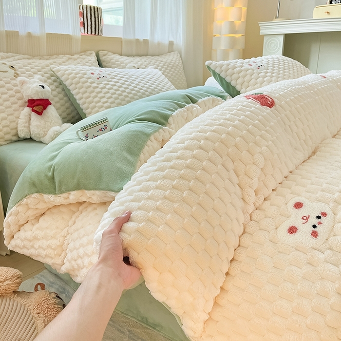 91家纺网 家纺一手货源 找家纺 澳梵家居 2024新款小清新豆豆绒牛奶绒毛巾绣四件套 快乐兔-绿