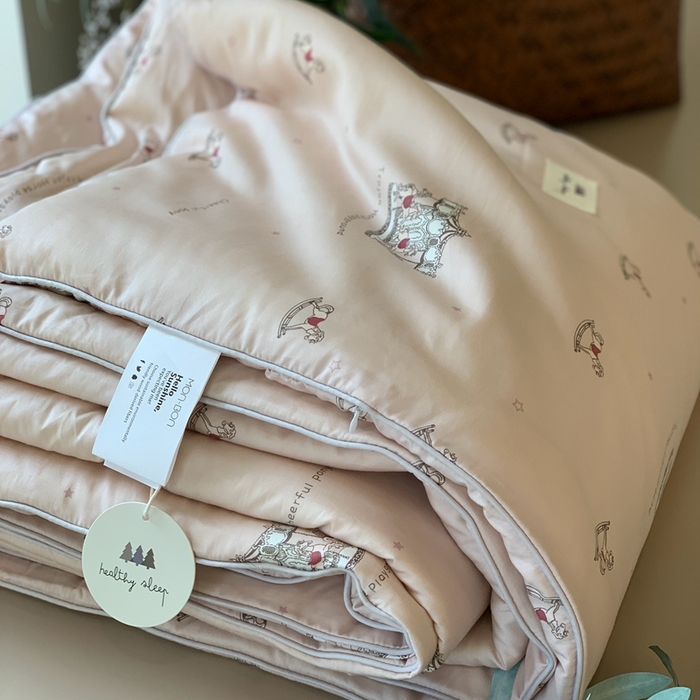 91家纺网 家纺一手货源 找家纺 汇庭 2024新品·雅棉春秋被系列--实拍图 摇篮木马粉