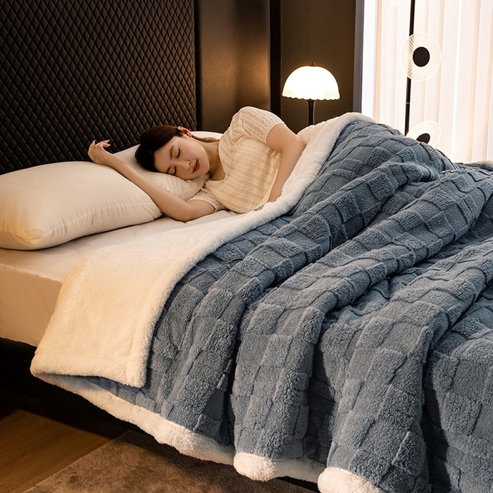 91家纺网 家纺一手货源 找家纺 澳梵家居 2024新款三层夹棉加厚塔肤绒毛毯-场景二 方格灰-白