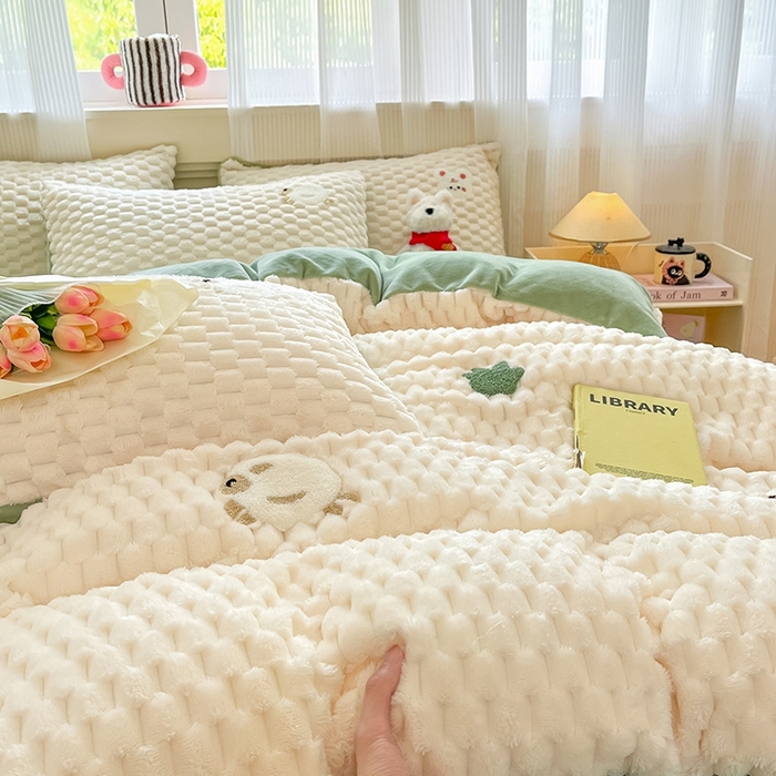 91家纺网 家纺一手货源 找家纺 澳梵家居 2024新款小清新豆豆绒牛奶绒毛巾绣四件套 小羊快跑-绿