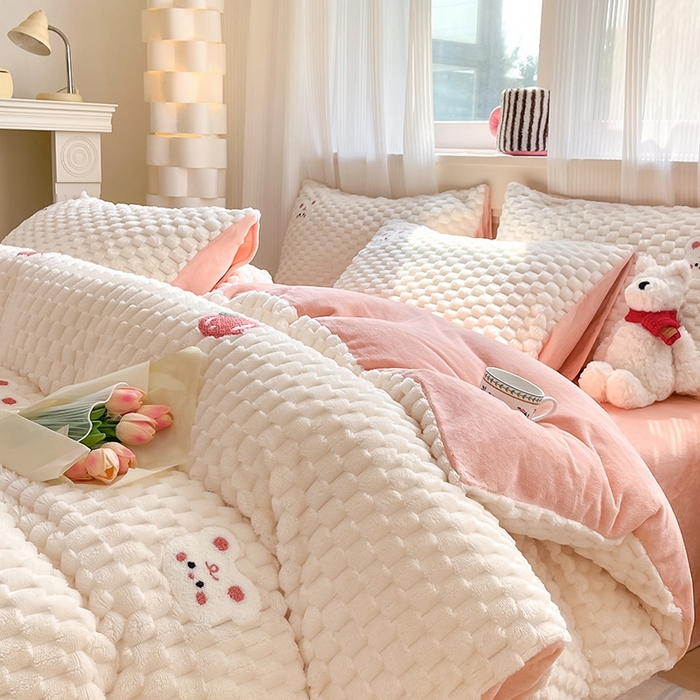 91家纺网 家纺一手货源 找家纺 澳梵家居 2024新款小清新豆豆绒牛奶绒毛巾绣四件套 快乐兔-粉