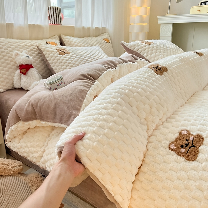 91家纺网 家纺一手货源 找家纺 澳梵家居 2024新款小清新豆豆绒牛奶绒毛巾绣四件套 趴趴熊-卡其