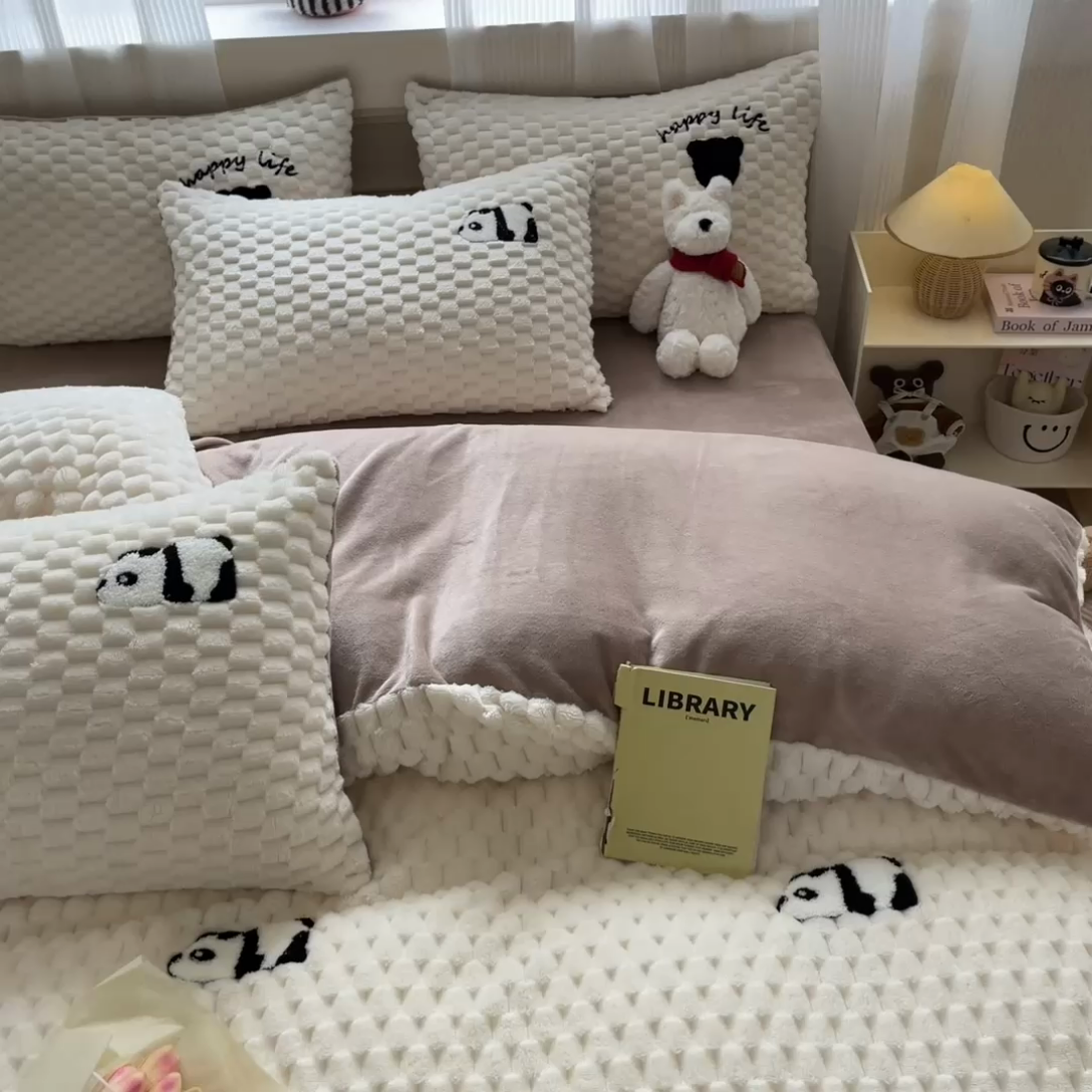 91家纺网 家纺一手货源 找家纺 澳梵家居 2024新款小清新豆豆绒牛奶绒毛巾绣四件套 小熊猫-卡其