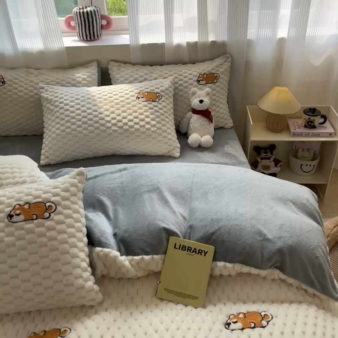 91家纺网 家纺一手货源 找家纺 澳梵家居 2024新款小清新豆豆绒牛奶绒毛巾绣四件套 懒懒阿柴-灰