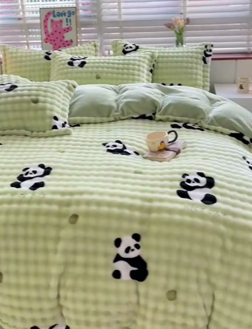 91家纺网 家纺一手货源 找家纺 宜家坊 2024新款牛奶绒泡泡印花四件套系列二 熊猫点点-绿