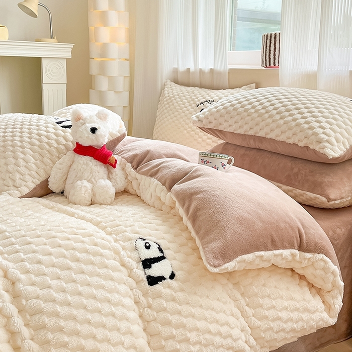 91家纺网 家纺一手货源 找家纺 澳梵家居 2024新款小清新豆豆绒牛奶绒毛巾绣四件套 小熊猫-卡其