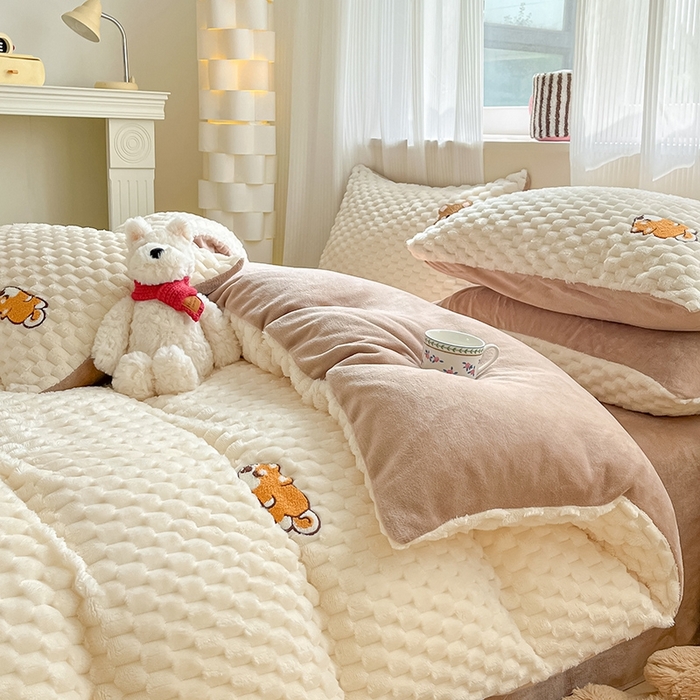 91家纺网 家纺一手货源 找家纺 澳梵家居 2024新款小清新豆豆绒牛奶绒毛巾绣四件套 懒懒阿柴-卡其