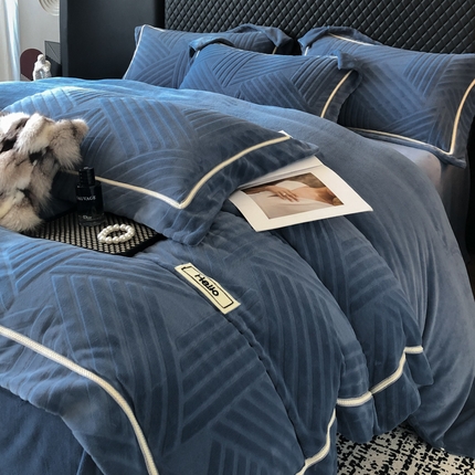 91家纺网 家纺一手货源 找家纺 首尔家纺 2024新款雕花牛奶绒律动系列四件套 律动-宾利蓝