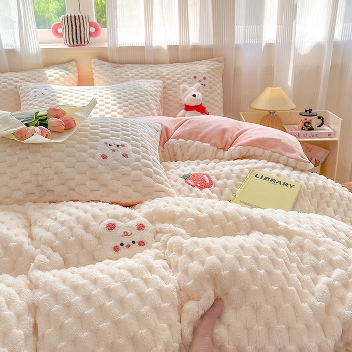 91家纺网 家纺一手货源 找家纺 澳梵家居 2024新款小清新豆豆绒牛奶绒毛巾绣四件套 快乐兔-粉