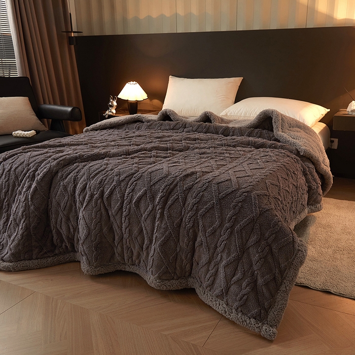 91家纺网 家纺一手货源 找家纺 澳梵家居 2024新款三层夹棉加厚塔肤绒毛毯-场景二 深灰-灰