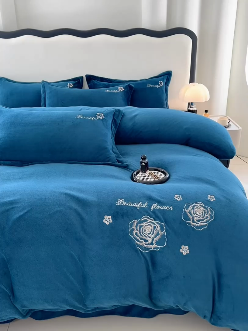 91家纺网 家纺一手货源 找家纺 梦舒羽 2025新款200克刺绣牛奶绒四件套珊瑚绒雪花绒床单款套件 玫瑰花园-蓝