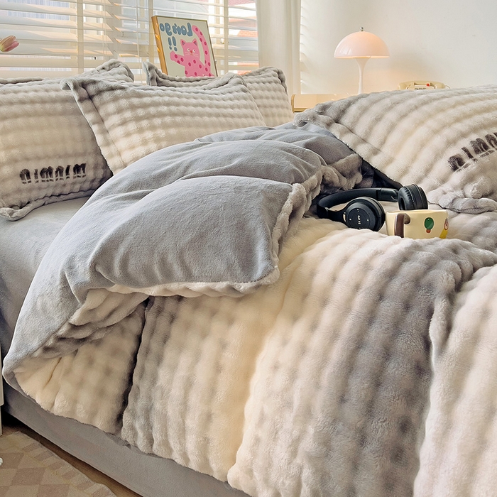 91家纺网 家纺一手货源 找家纺 宜家坊 2024新款牛奶绒泡泡印花四件套系列二 灰色空间