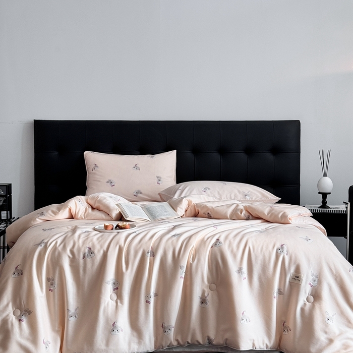 91家纺网 家纺一手货源 找家纺 汇庭 2024新品·雅棉春秋被系列--棚拍 美好小兔