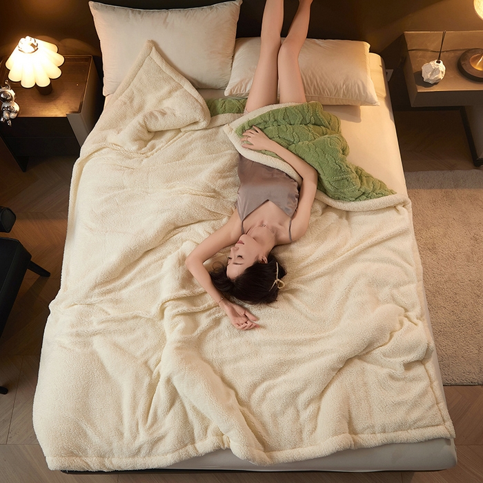 91家纺网 家纺一手货源 找家纺 澳梵家居 2024新款三层夹棉加厚塔肤绒毛毯-场景二 草绿-白