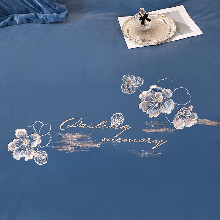 91家纺网 家纺一手货源 找家纺 2024新款母婴级花边床单款婴儿绒刺绣四件套 长相思-宾利蓝